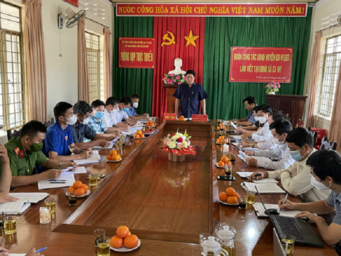 Đoàn công tác của UBND huyện làm việc với xã Ea Wy